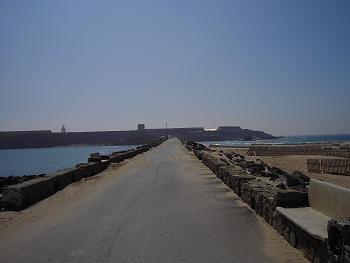 Isla de las Palomas. A la izquierda el Mar Mediterráneo. A la derecha el Océano Atlántico